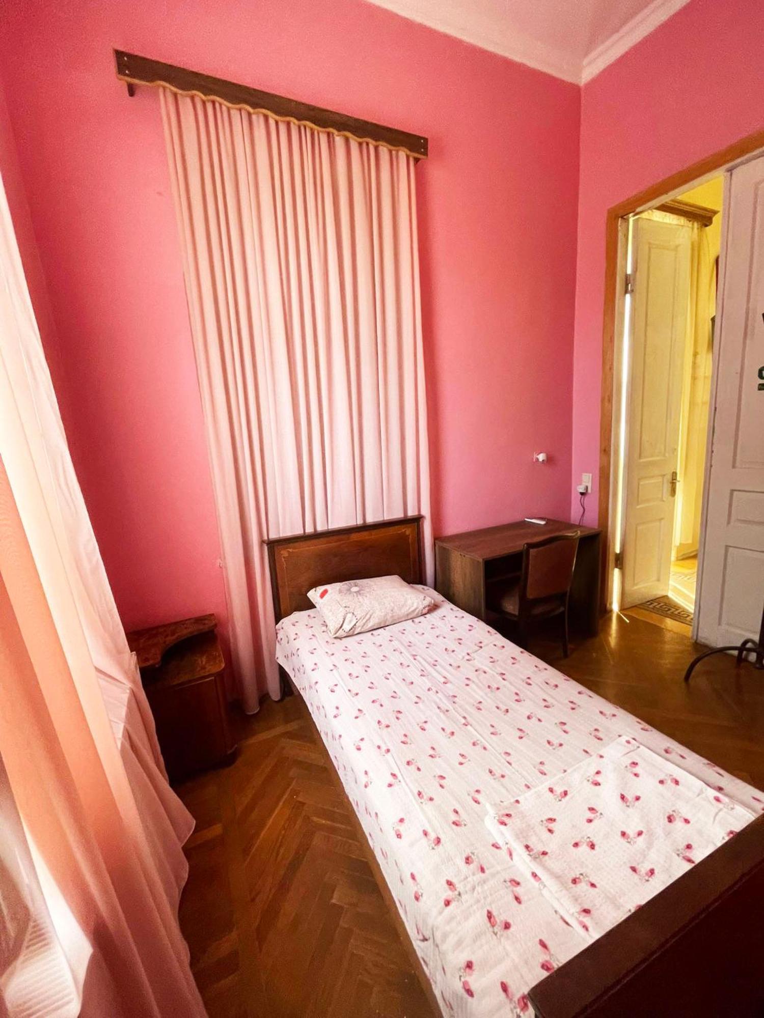 Guest House Tall Rooms Зугдиди Экстерьер фото